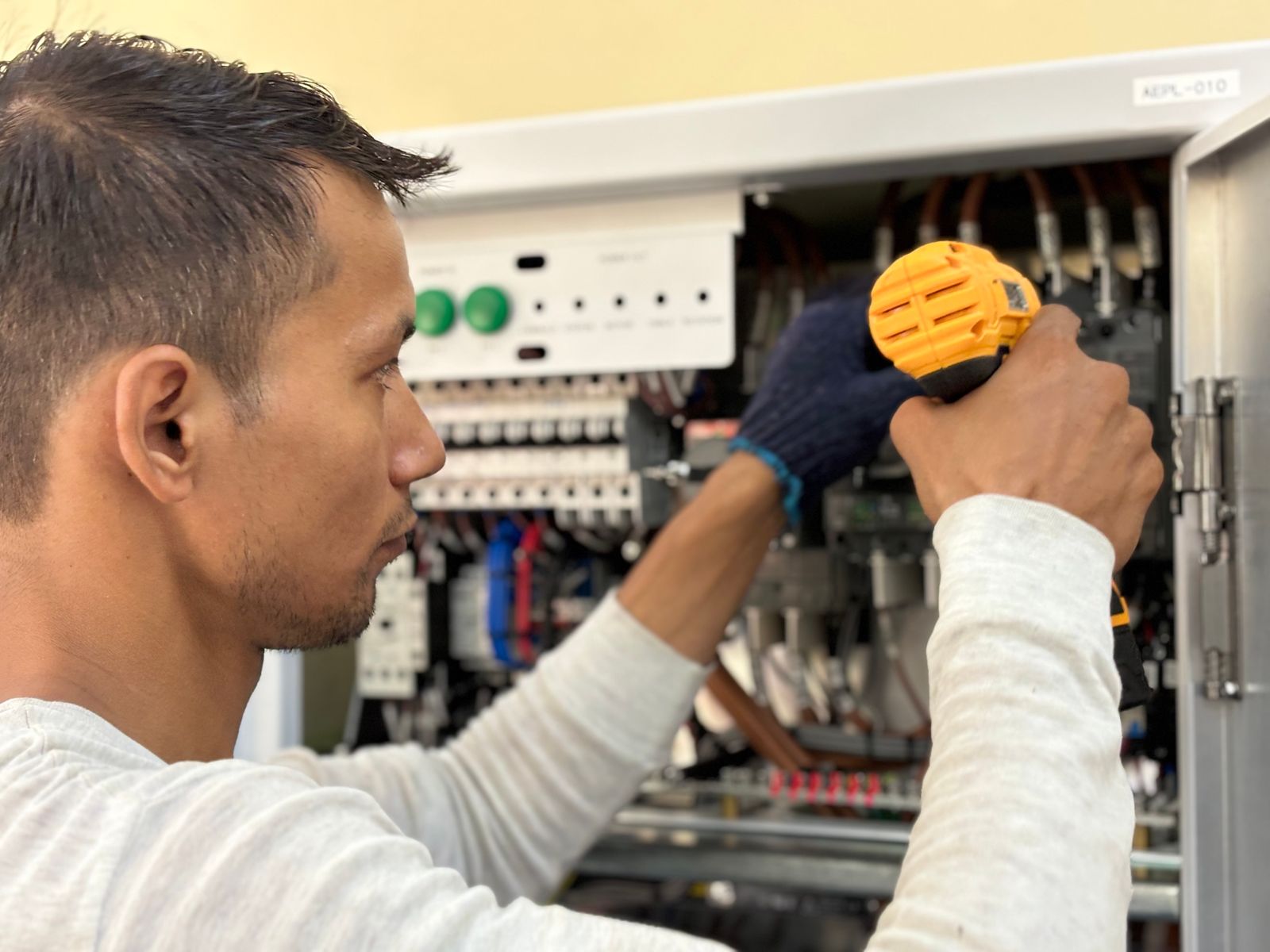 Technik pracuje na elektrickém rozvaděči