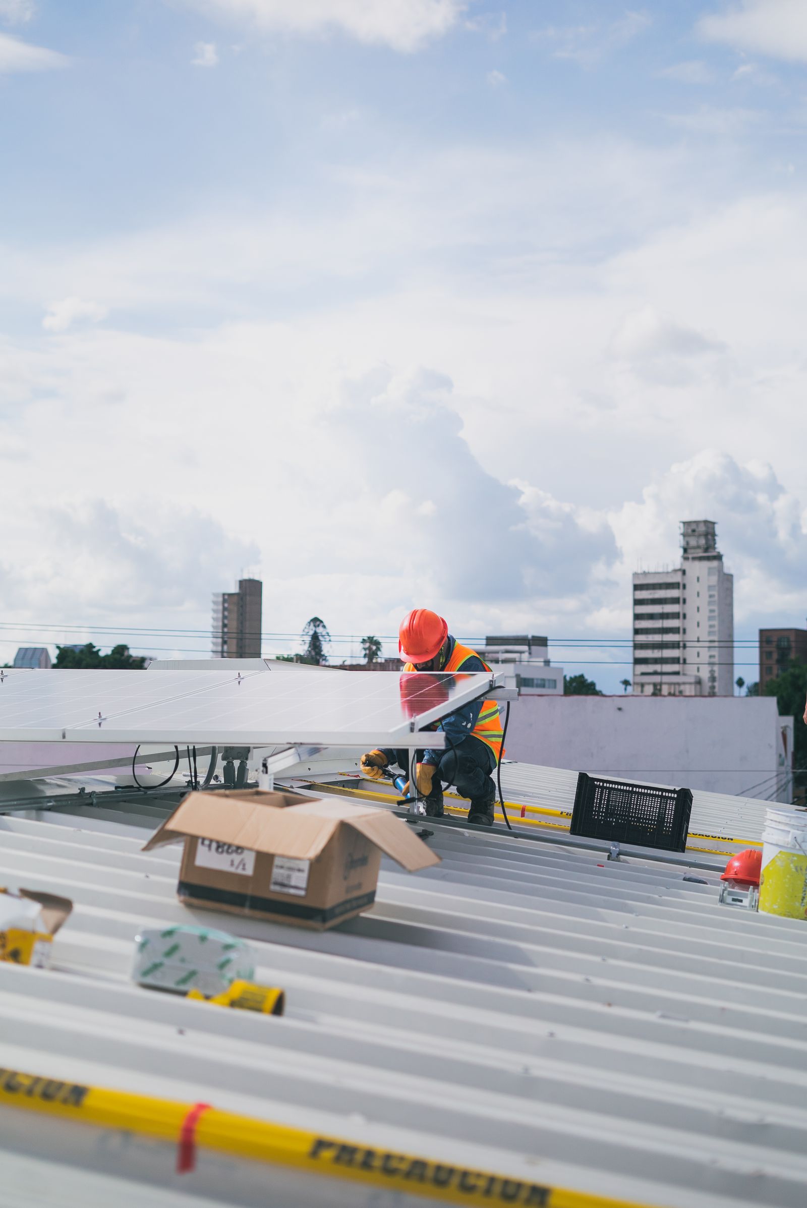 Technik instaluje fotovoltaické panely na rodinném domě